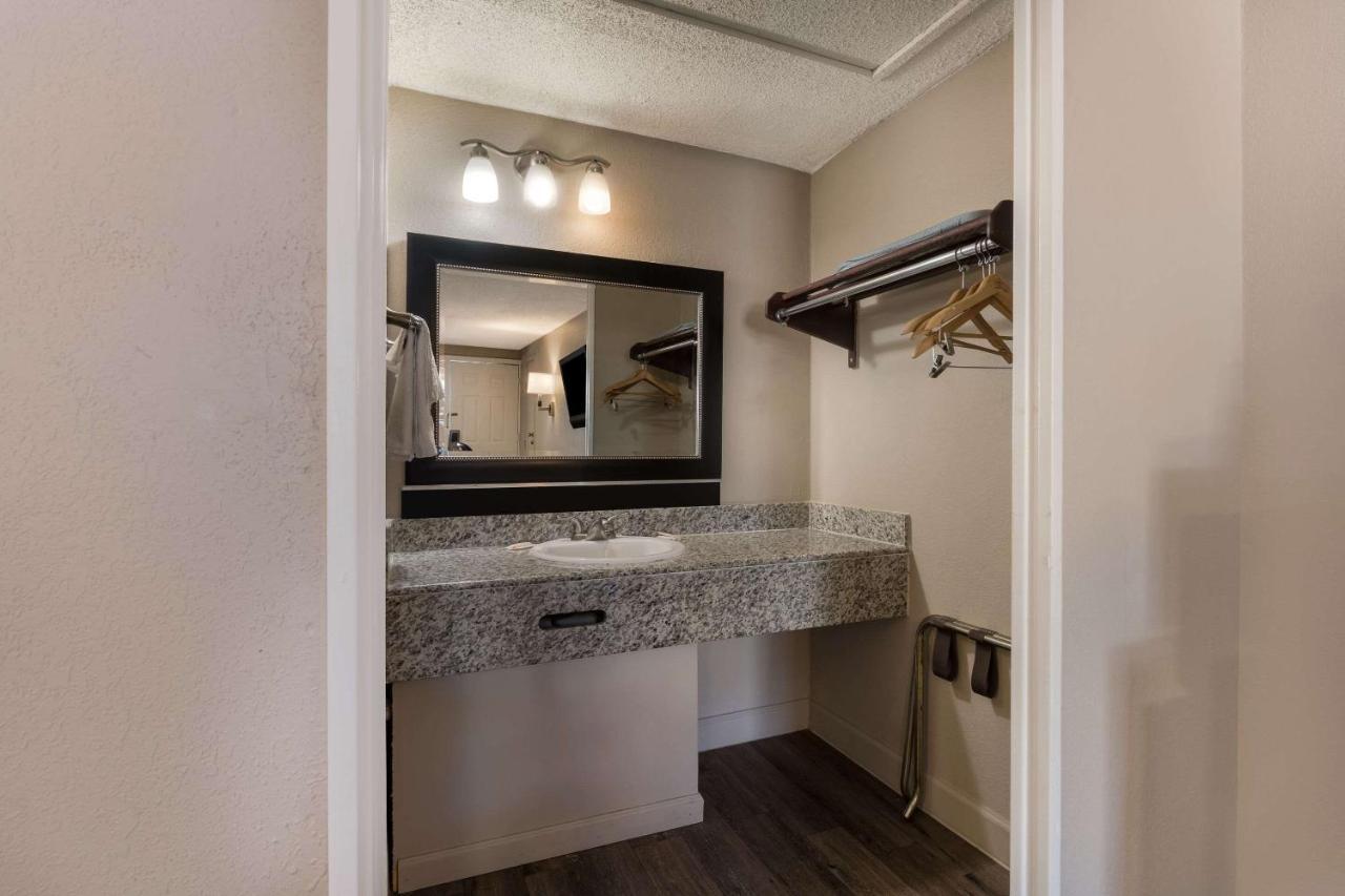 Rodeway Inn Charlotte Airport Area Екстериор снимка