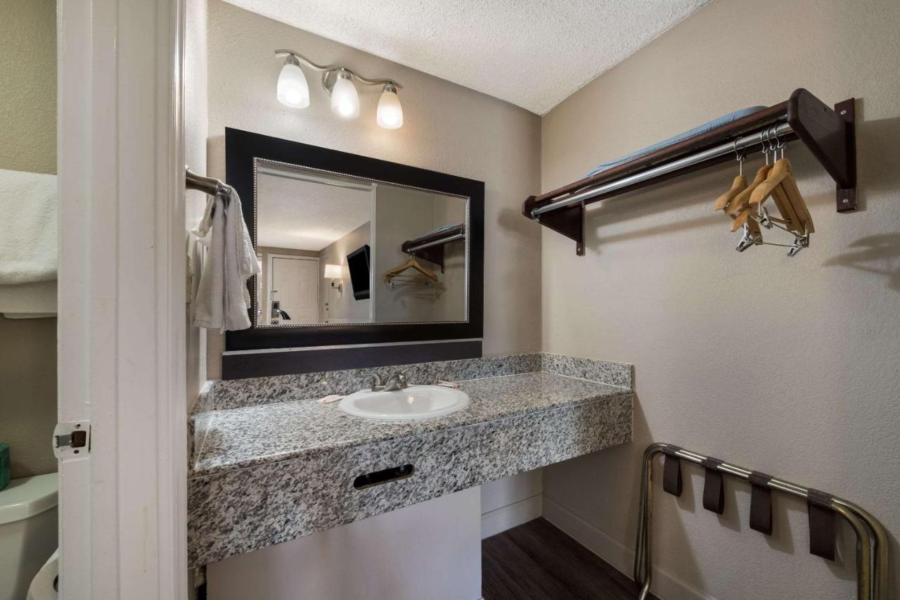Rodeway Inn Charlotte Airport Area Екстериор снимка